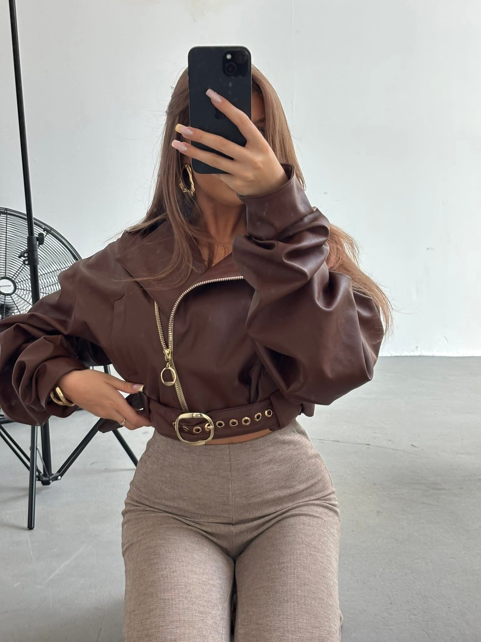 Kurtka z Eco Skóry z Wiązaniem w Pasie Czekoladowa